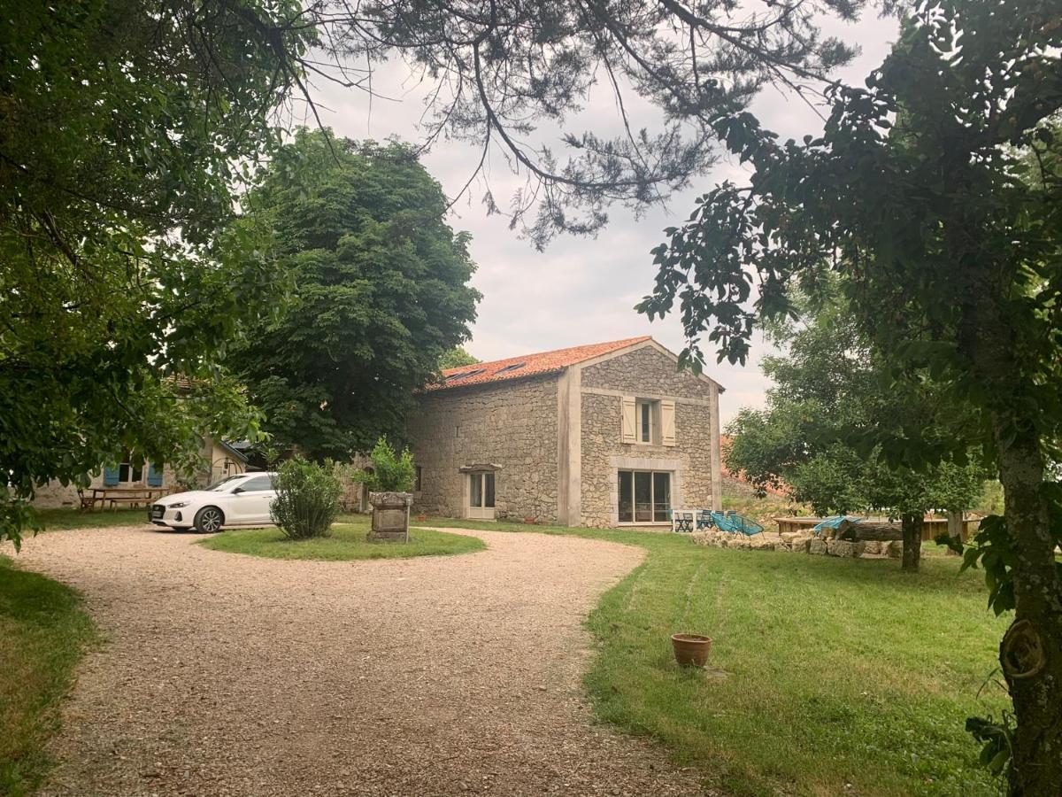 Maison Papillon Gite De Ressourcement Lusignan-Petit Buitenkant foto