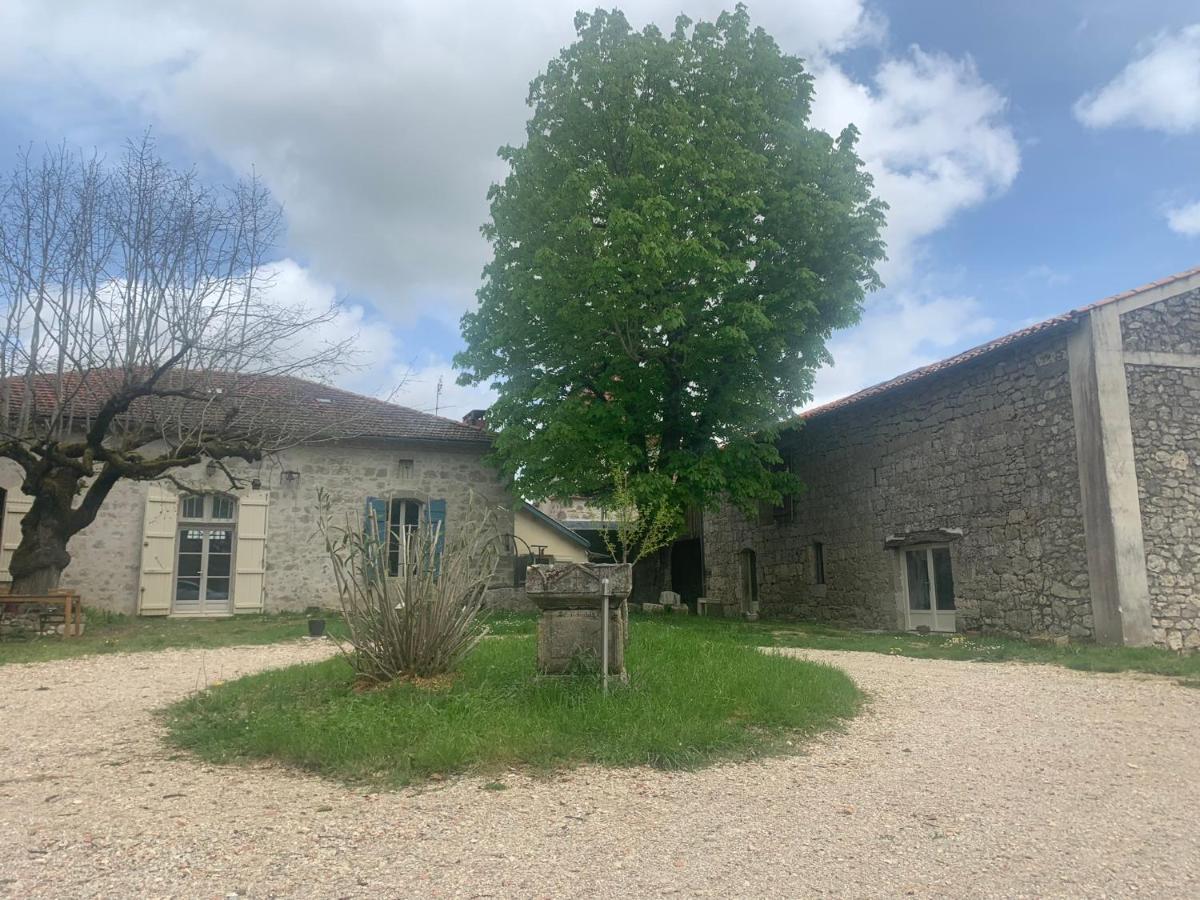 Maison Papillon Gite De Ressourcement Lusignan-Petit Buitenkant foto